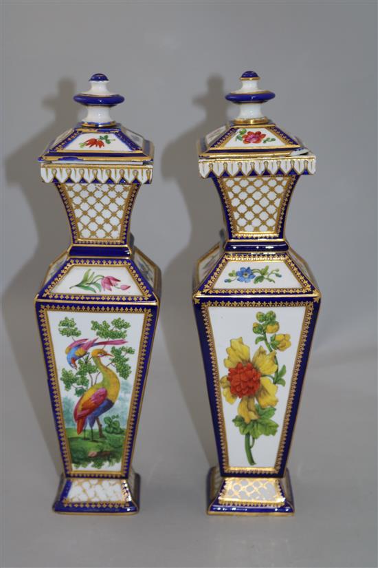 A pair of Samson of Paris hexagonal baluster vases and covers, in Chelsea gold anchor style, 35cm, one cover chipped